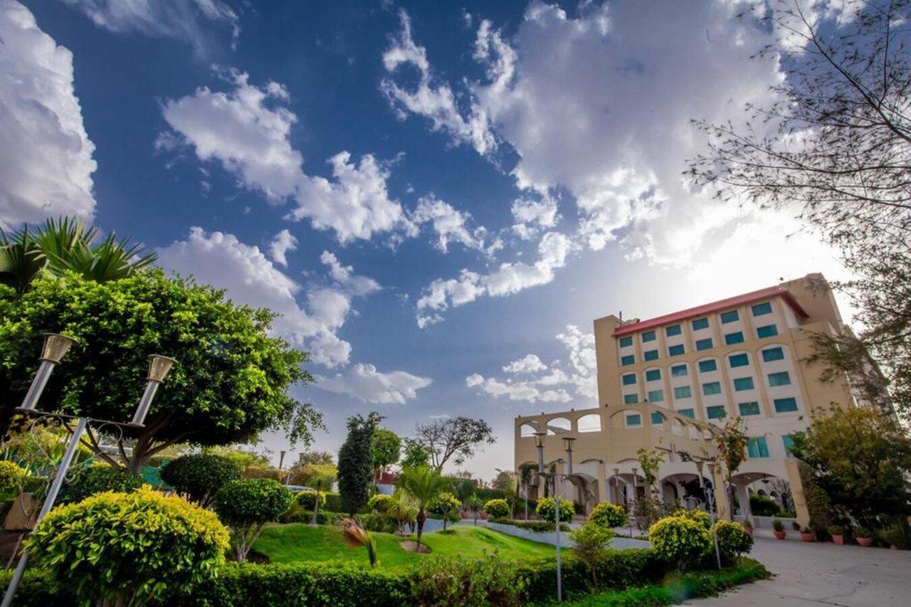 Hotel Ramada By Wyndham Jaipur Jaisinghpura Esterno foto