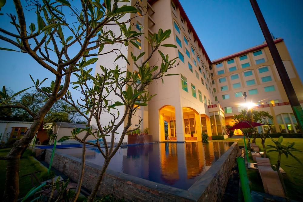 Hotel Ramada By Wyndham Jaipur Jaisinghpura Esterno foto