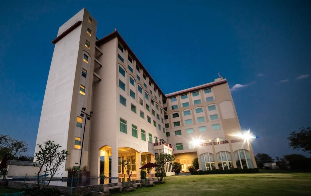 Hotel Ramada By Wyndham Jaipur Jaisinghpura Esterno foto