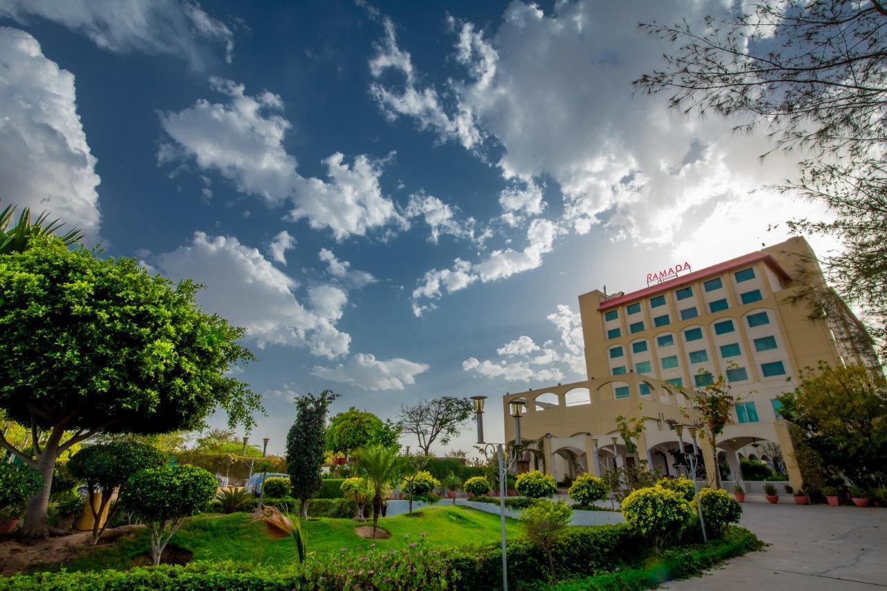 Hotel Ramada By Wyndham Jaipur Jaisinghpura Esterno foto
