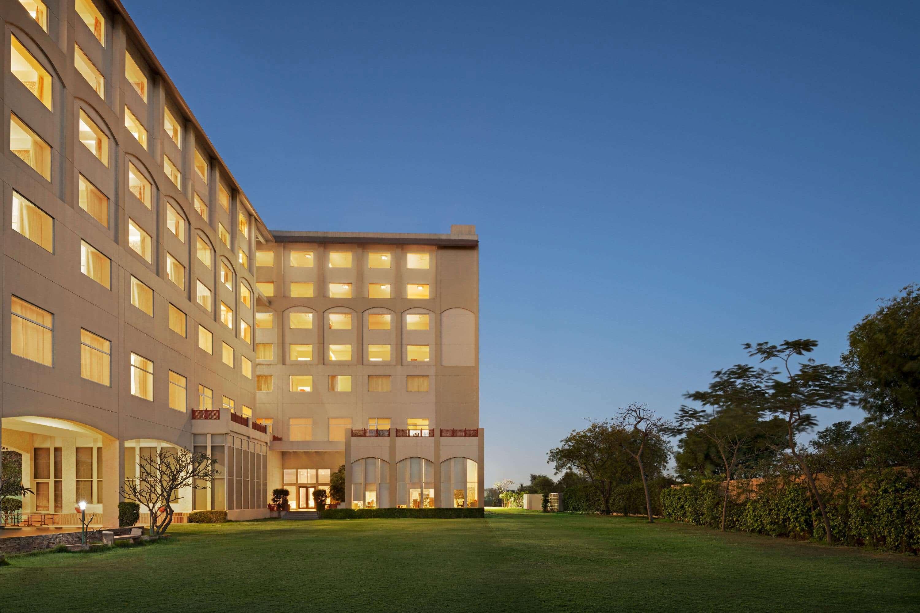 Hotel Ramada By Wyndham Jaipur Jaisinghpura Esterno foto