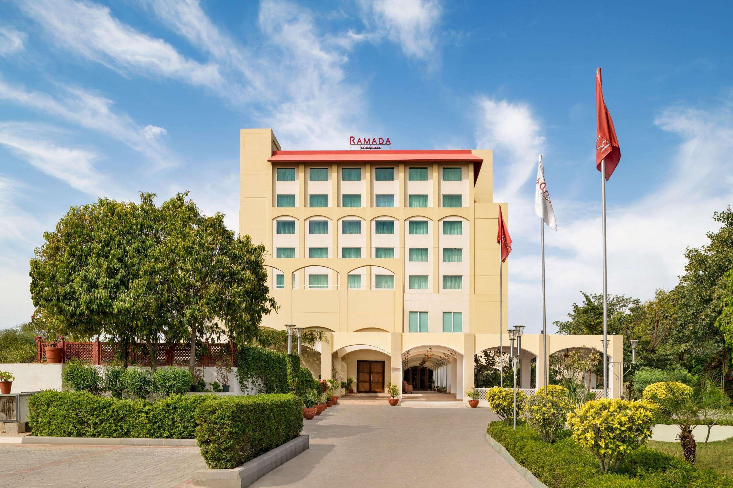 Hotel Ramada By Wyndham Jaipur Jaisinghpura Esterno foto