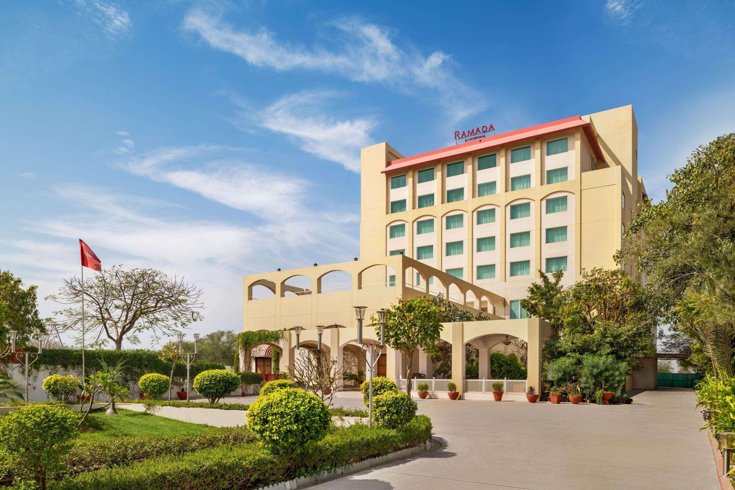Hotel Ramada By Wyndham Jaipur Jaisinghpura Esterno foto