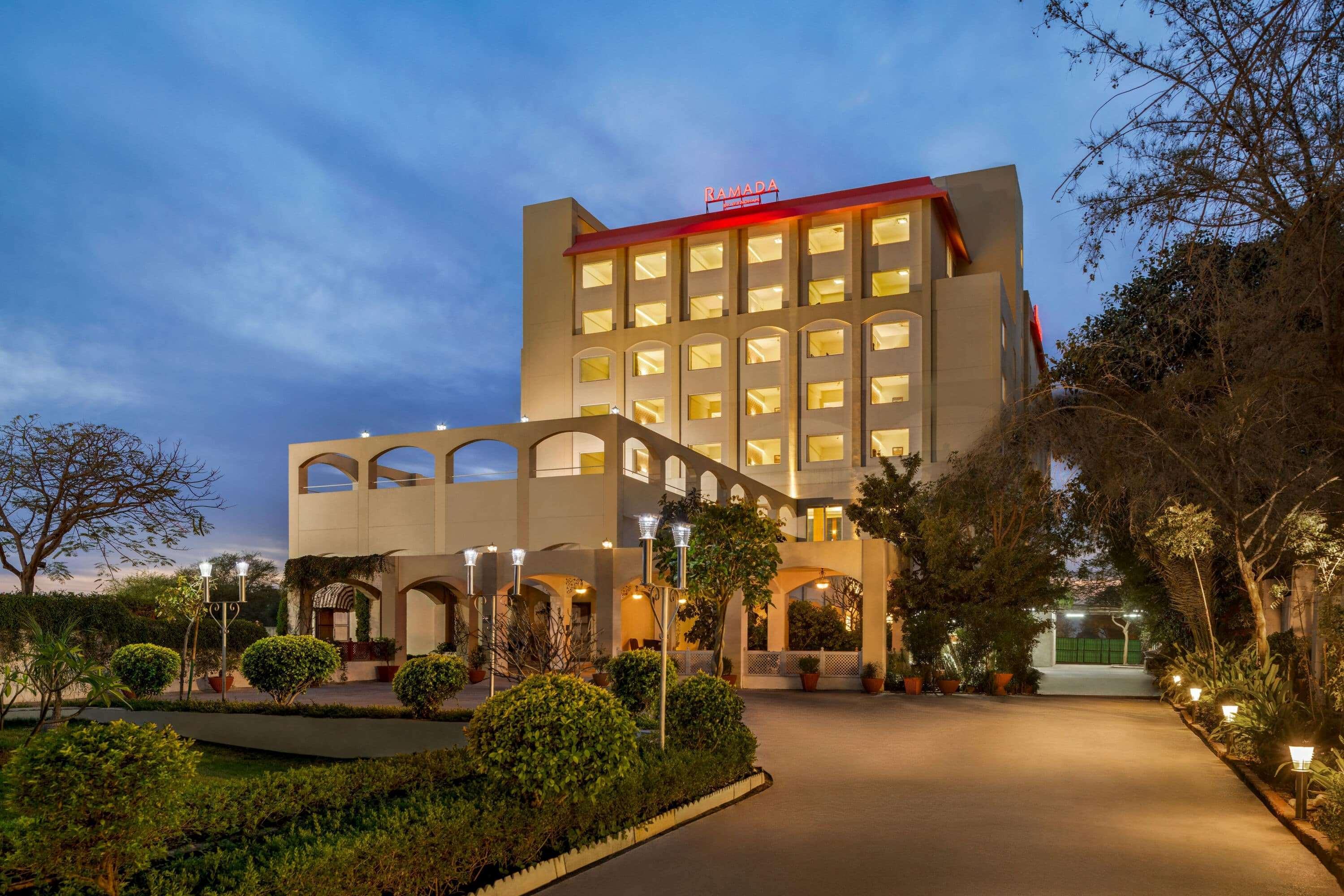 Hotel Ramada By Wyndham Jaipur Jaisinghpura Esterno foto