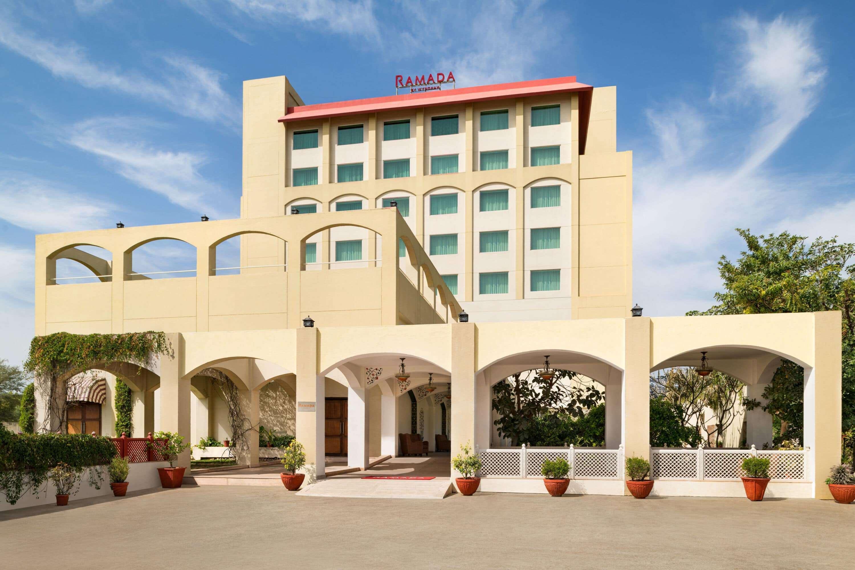 Hotel Ramada By Wyndham Jaipur Jaisinghpura Esterno foto